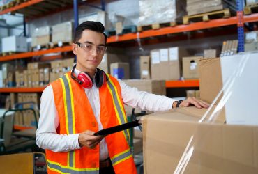 empleado de un centro logístico