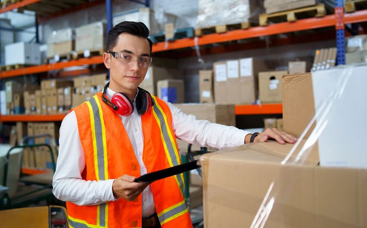 empleado de un centro logístico
