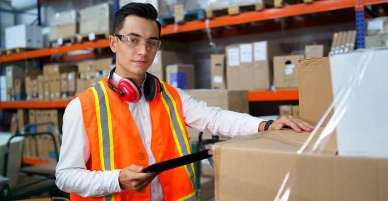 empleado de un centro logístico