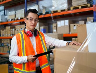 empleado de un centro logístico
