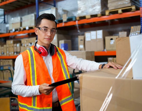 empleado de un centro logístico