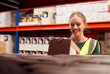 Encargada de almacén haciendo picking