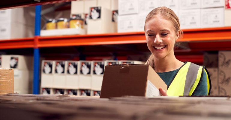 Encargada de almacén haciendo picking