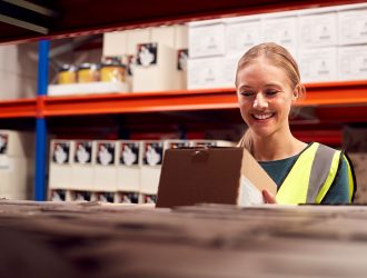 Encargada de almacén haciendo picking