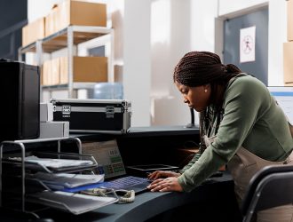 Encargada revisando un problema de logística