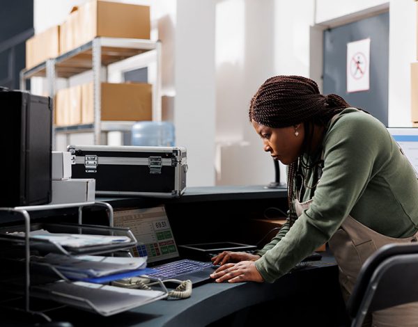 Encargada revisando un problema de logística