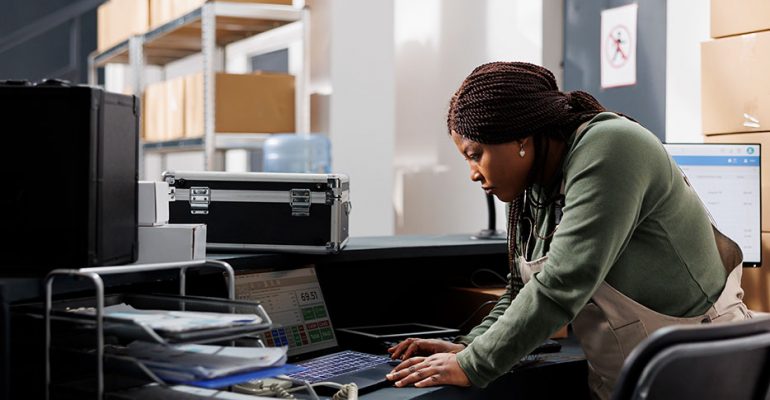 Encargada revisando un problema de logística