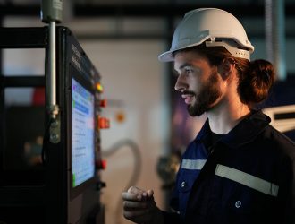 Personal de almacén revisando un pedido en ordenador