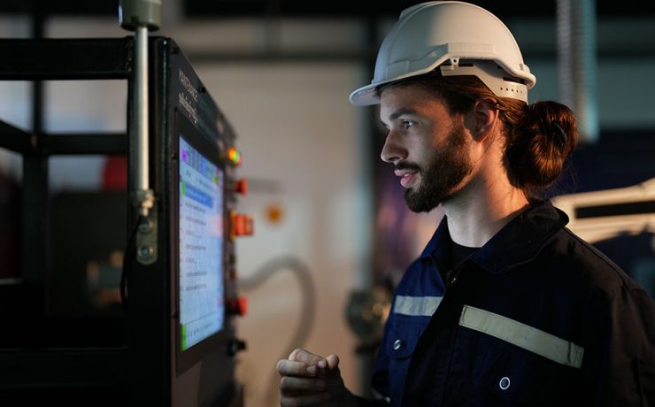 Personal de almacén revisando un pedido en ordenador