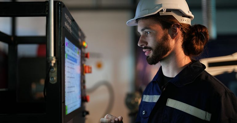 Personal de almacén revisando un pedido en ordenador