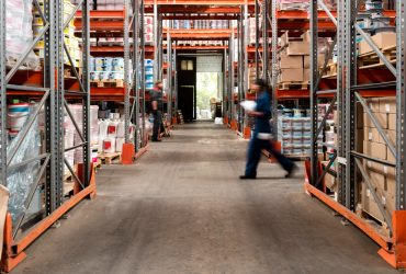 Aplica estas 5 prácticas esenciales para gestionar la logística omnicanal con un centro de distribución y optimiza todas tus operaciones y procesos.