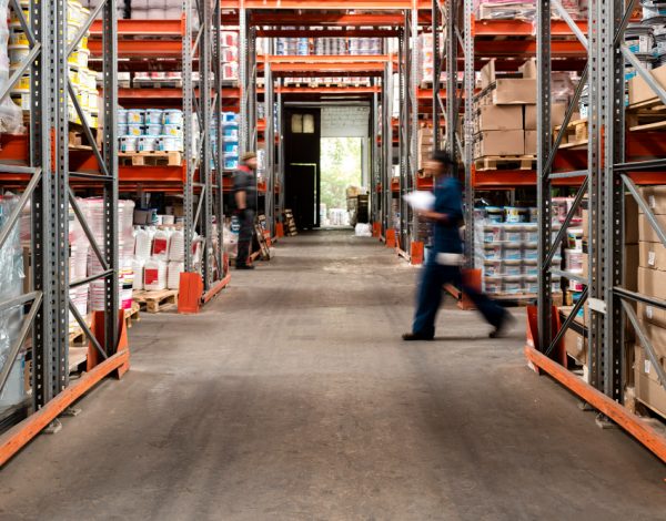 Aplica estas 5 prácticas esenciales para gestionar la logística omnicanal con un centro de distribución y optimiza todas tus operaciones y procesos.