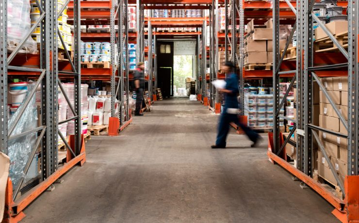 Aplica estas 5 prácticas esenciales para gestionar la logística omnicanal con un centro de distribución y optimiza todas tus operaciones y procesos.