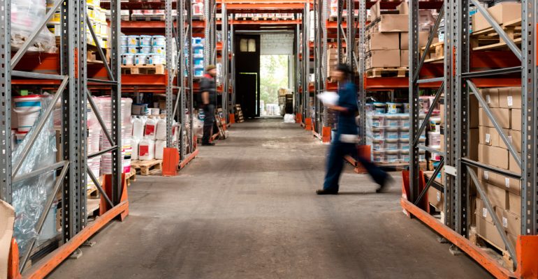 Aplica estas 5 prácticas esenciales para gestionar la logística omnicanal con un centro de distribución y optimiza todas tus operaciones y procesos.