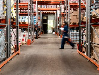 Aplica estas 5 prácticas esenciales para gestionar la logística omnicanal con un centro de distribución y optimiza todas tus operaciones y procesos.